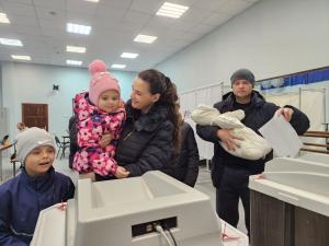 Многодетная семья Осьмеркиных-Дроновых из Воскресенска пришла на избирательный участок в полном составе