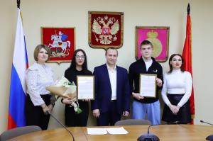 Алексей Малкин вручил еще два жилищных сертификата Ивану Кудину и Катрине Извековой