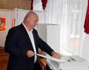 Олег Сухарь проголосовал на своем избирательном участке