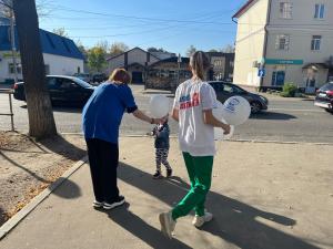 Молодая Гвардия Единой России г.о. Воскресенск раздали детям шарики с символикой партии